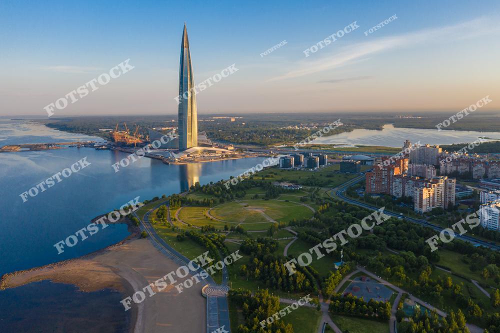 Фотография парусника, пришвартованного на реке Неве в Санкт-Петербурге. На заднем плане видны освещенные набережные и архитектурные достопримечательности города. Идеально подходит для использования в путеводителях, туристических брошюрах и как элемент урбанистического декора.